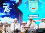Bupati Banjar Saidi Mansyur menyampaikan sambutan di hadapan ribuan jemaah saat Banjar Berselawat di kawasan Alun-Alun Ratu Zalecha Martapura, Senin (1082026) malam.