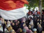 Ribuan jemaah menghadiri Banjar Berselawat di kawasan Alun-Alun Ratu Zalecha Martapura, Senin (1082026) malam.