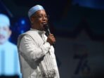 Tuan Guru H. Muhammad Fauzan menyampaikan tausiah di hadapan ribuan jemaah dalam Banjar Berselawat di kawasan Alun-Alun Ratu Zalecha Martapura,